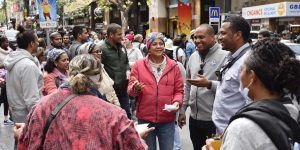 Cetățeni discutând despre politici fiscale și impactul lor.