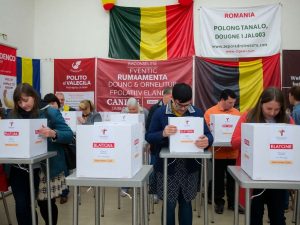 Votanti la o secție de votare din România.