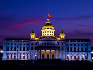 Clădirea Parlamentului României iluminată la apus.