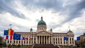 Parlamentul României cu steaguri internaționale pe fundal